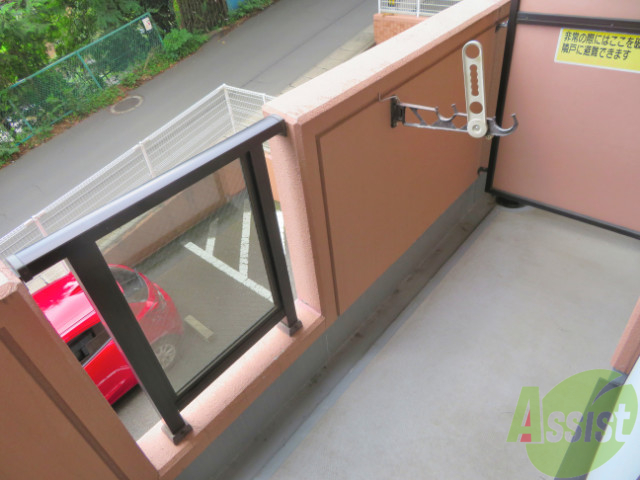 バルコニー　ちょっとしたバルコニーになります。陽もよく当たります。