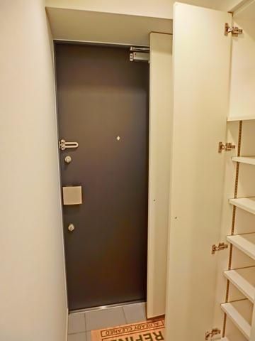 玄関　たくさん入るトール型シューズボックス