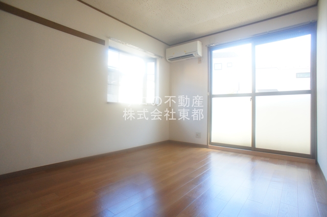 居室・リビング　南向きの２面採光♪明るく風通しのよいお部屋です☆