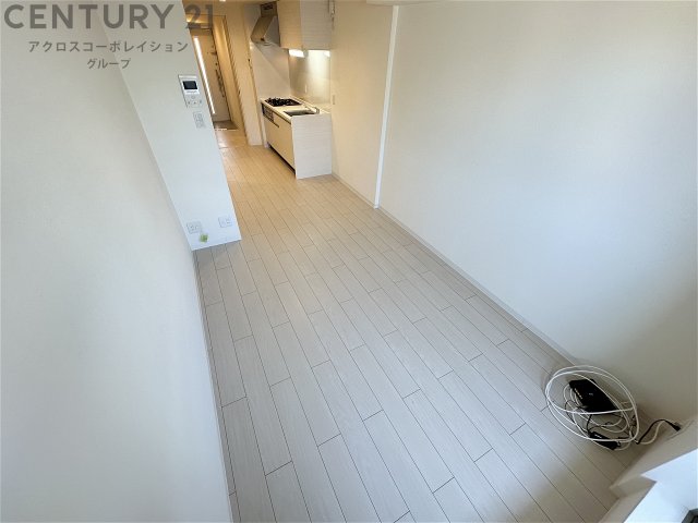 居室・リビング　床色が明るい色合いで、とてもきれいです。