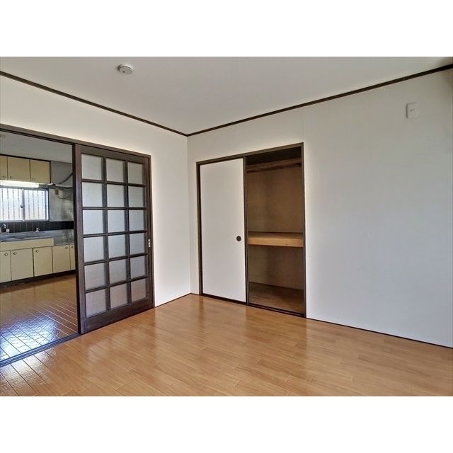 収納　天井の高さまで入る押入れです