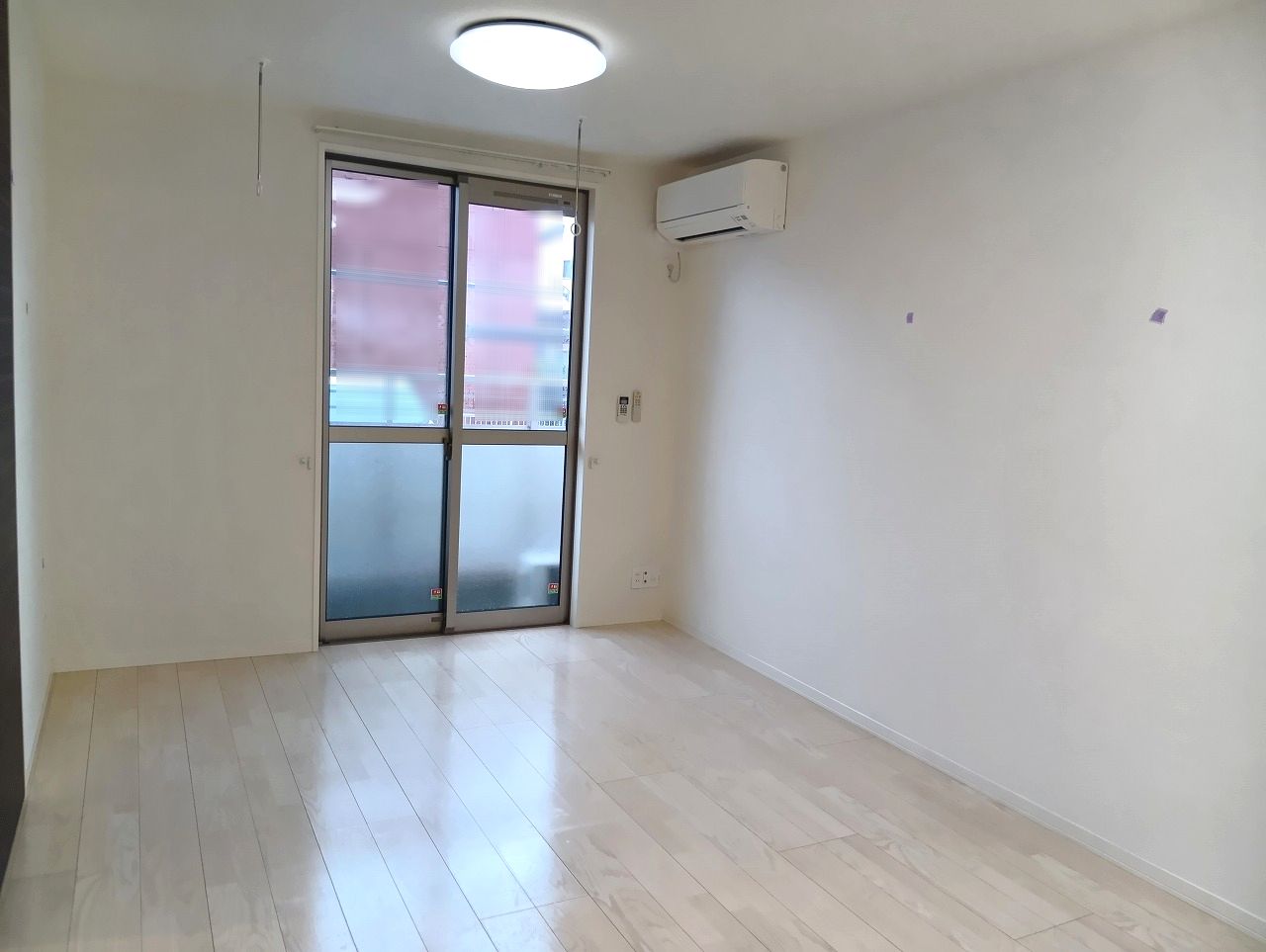 居室・リビング　こちらのリビングで趣味の時間をお楽しみください