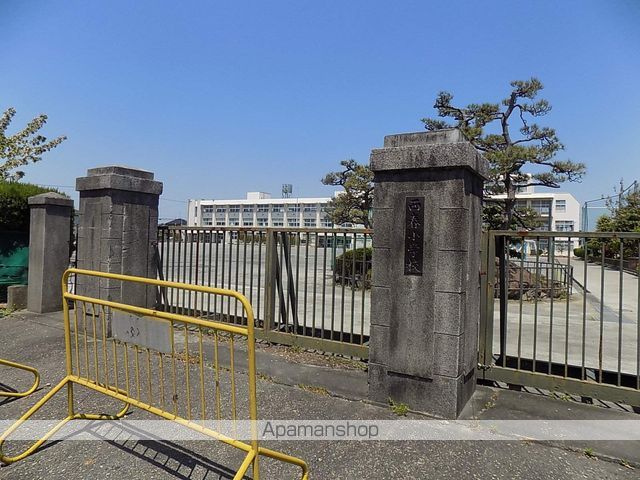 小学校　西春小学校（小学校）まで557m