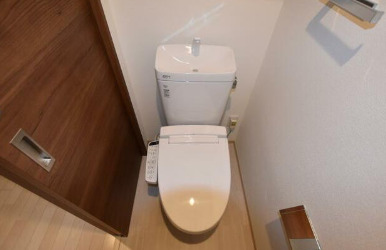 トイレ　落ち着いた色調のトイレです