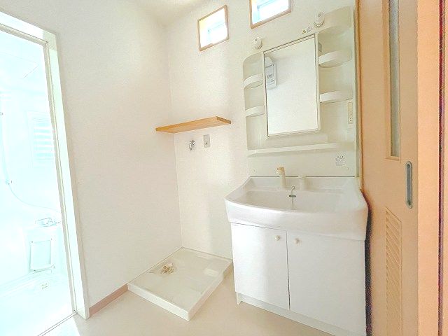 洗面設備　独立洗面台で身支度をすべて済ませてしまいましょう ※違うお部