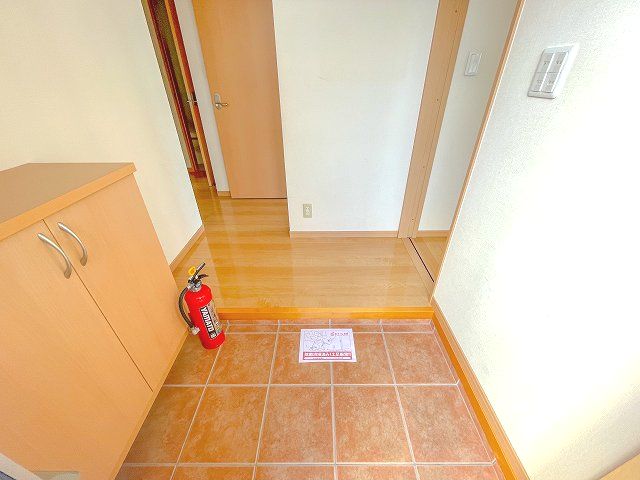 玄関　きれいな玄関です ※違うお部屋の写真を使用しております