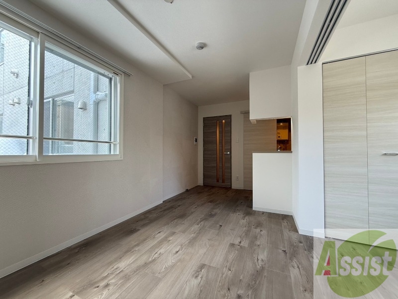 居室・リビング　木目のフローリングは落ち着きのある印象のお部屋になりますね！