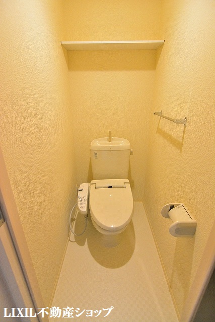 トイレ　上部に収納棚のある温水洗浄便座付のトイレです。