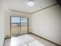 居室・リビング　掲載写真は空室の別部屋を掲載しております。実際のお部屋と仕様