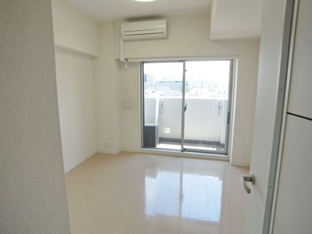 居室・リビング　白を基調にした落ち着いたお部屋♪