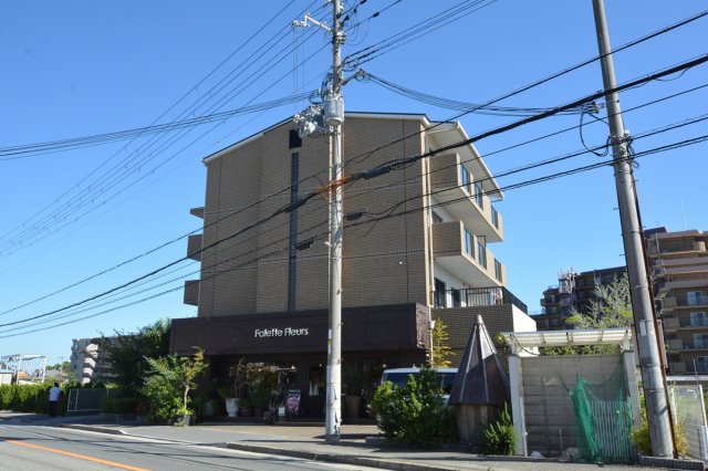 建物外観　宅配BOX付きで不在時も安心！