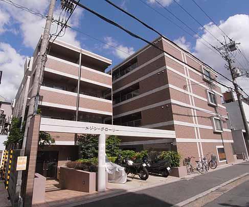 建物外観　茶色と白のオシャレなマンション。