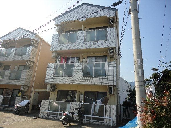 京都市西京区大枝中山町のマンションの建物外観