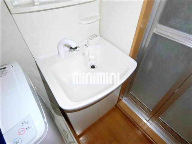 洗面設備　朝の身支度もスムーズにできる独立洗面台です。