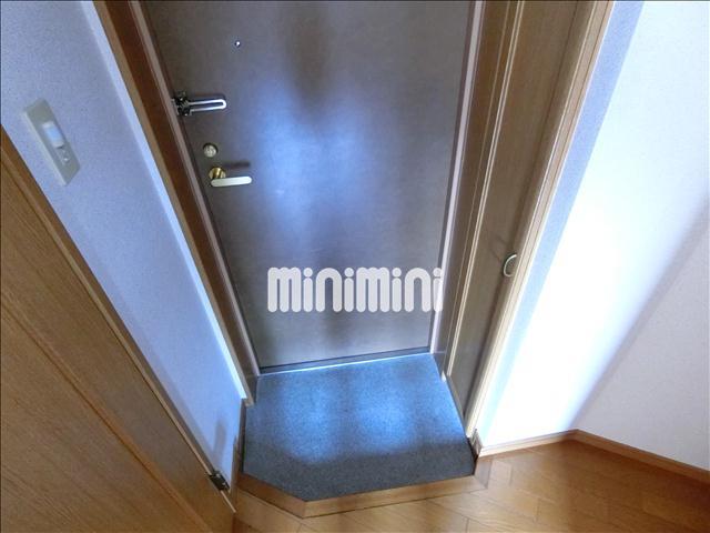 玄関　背の高い下駄箱付きの玄関には靴を収納できます。