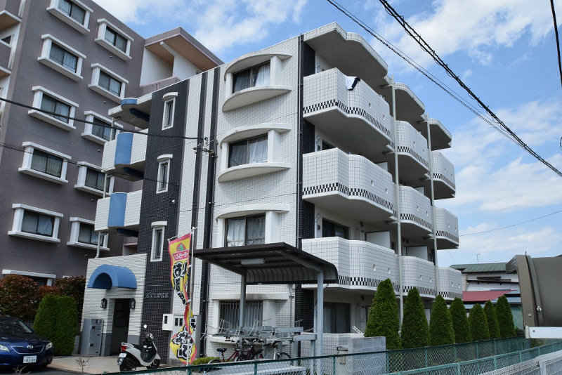 小田原市蓮正寺のマンションの建物外観