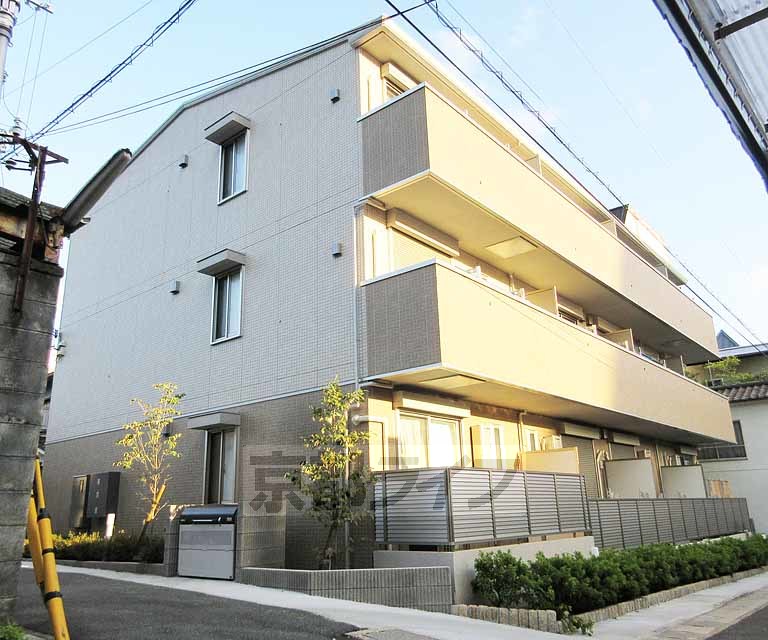 京都市山科区安朱北屋敷町のアパートの建物外観