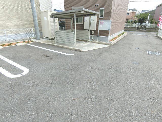 【各務原市蘇原東島町のアパートの駐車場】