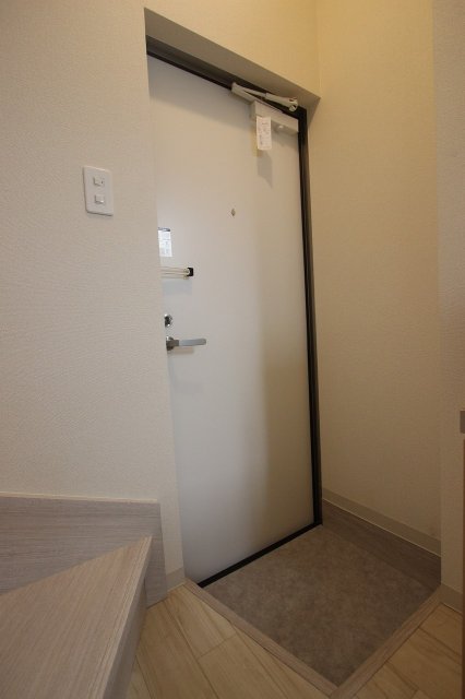 玄関　同物件、別号室の写真です