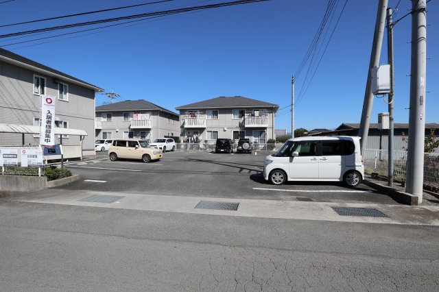 【南アルプス市宮沢のアパートの駐車場】