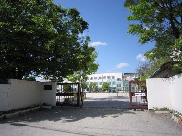 【ビラ三秀山中の小学校】