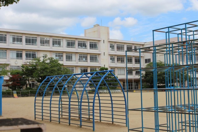 【カナロア野里駅前の小学校】