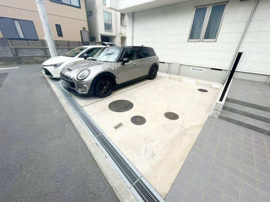 【茅ヶ崎市赤松町のマンションの駐車場】