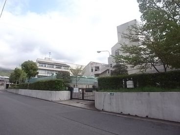 【シャノーブル本山中町の中学校】