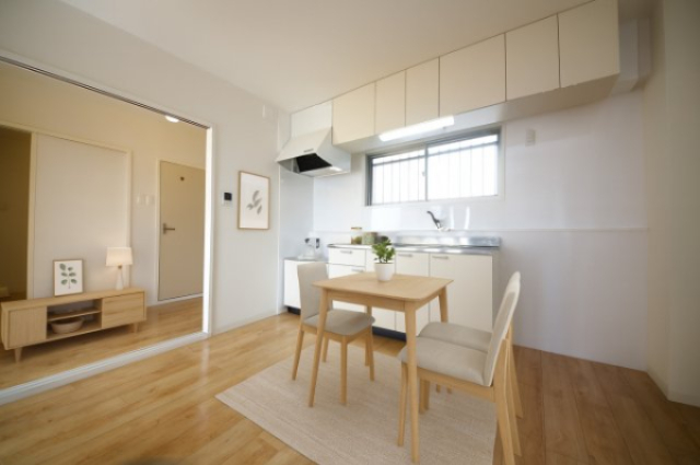 居室・リビング　バーチャルステージングの写真となります。家具家電等は付帯しま