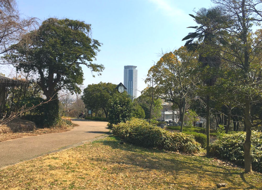 【吹田市出口町のマンションの公園】