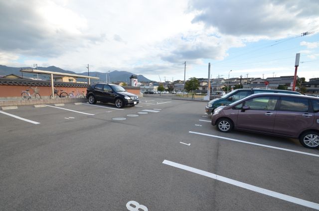 【直方市大字感田のアパートの駐車場】