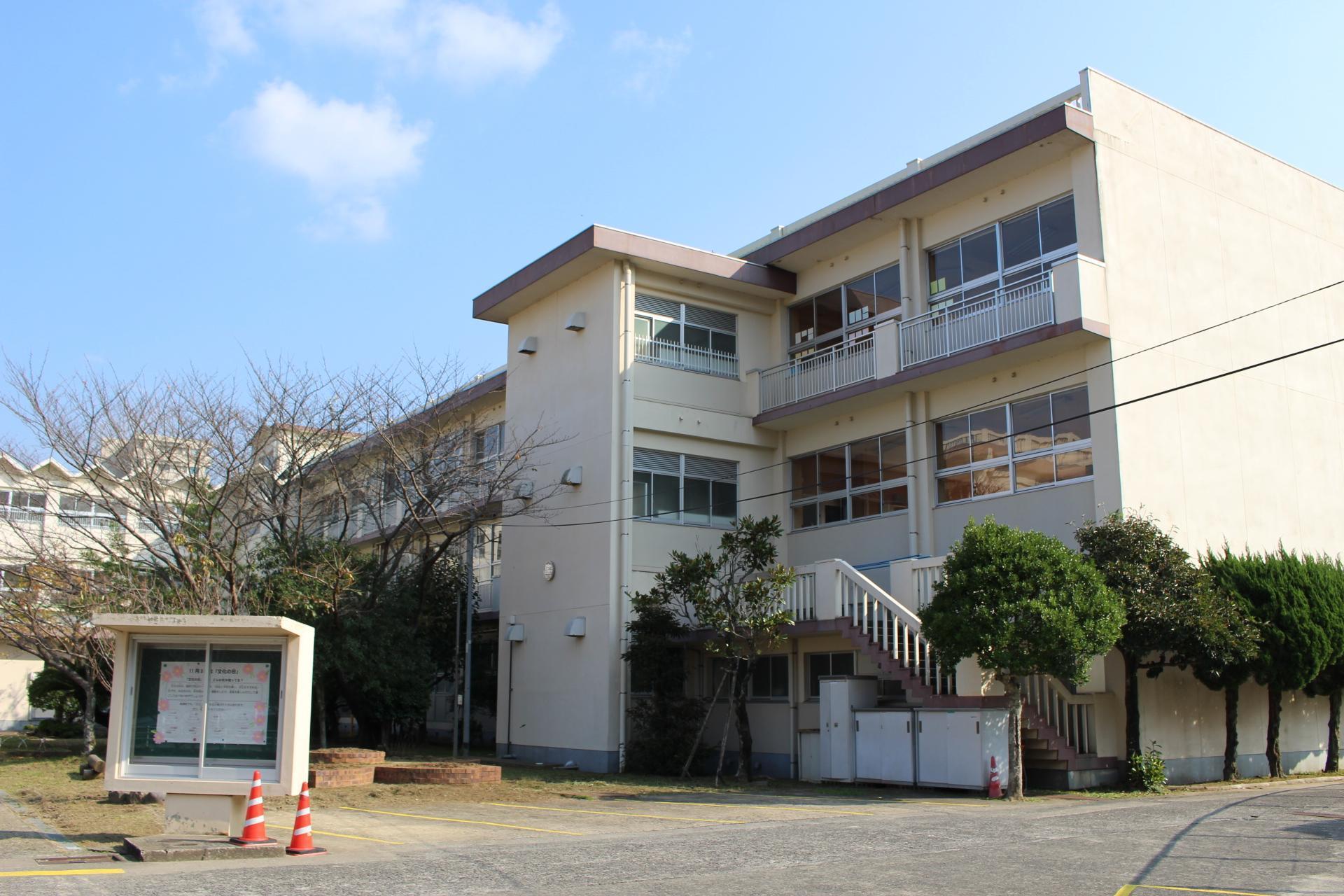 小学校　時津小学校（小学校）まで373m