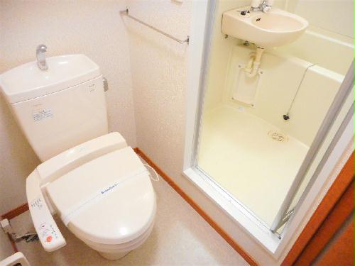 トイレ　トイレ内にお風呂の入口扉があります