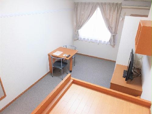 居室・リビング　カーテンやテーブル、テレビも備え付けです