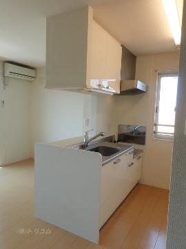 キッチン　ガスコンロとグリル付システムキッチン