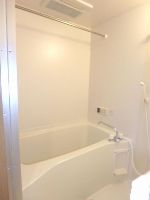 バス・シャワールーム　浴室乾燥付きで雨の日でも洗濯物が干せます☆