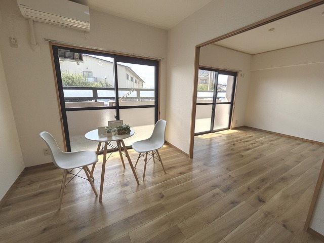 居室・リビング　１３．５帖の広々リビングに改装されました♪※備品はつきません