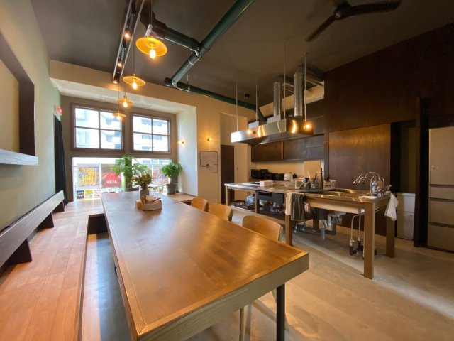 居室・リビング　共用のダイニングも居心地の良い空間となっております。