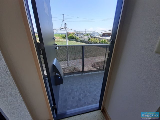 玄関　※同タイプの部屋写真です