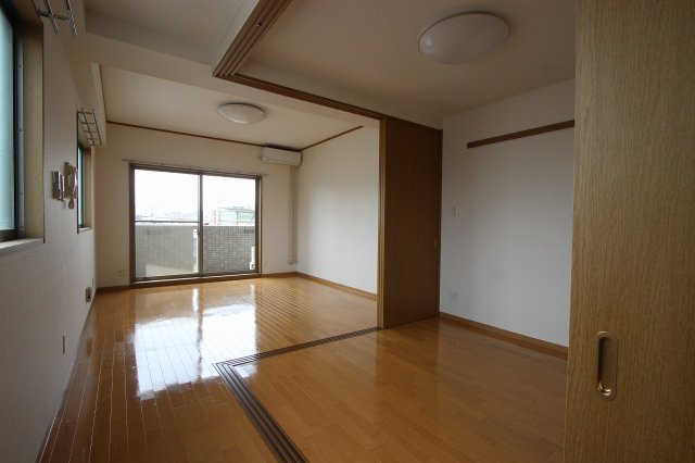 居室・リビング　同物件別号室の写真