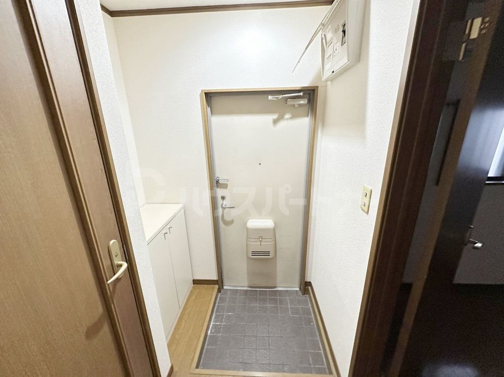 玄関　クリーニング前の写真です