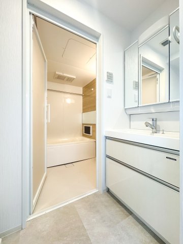 洗面設備　脱衣所には独立洗面台に洗濯機置き場もあります