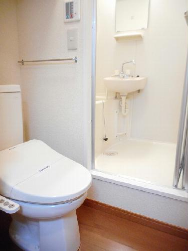 トイレ　トイレ内にお風呂の入口扉があります