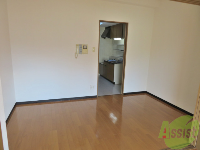 居室・リビング　陽の光が差し込む明るいお部屋は気持がいいですね～