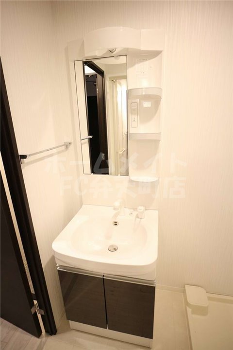 洗面設備　明るい洗面所です