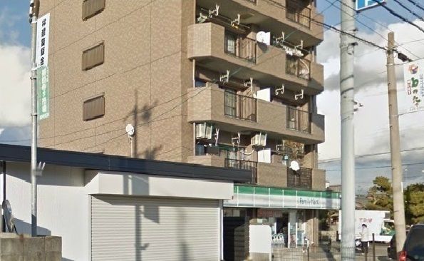 コンビニ　ファミリーマート（コンビニ）まで300m