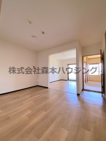 交野ロイヤルコートの居間写真