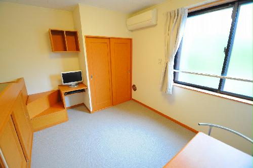 居室・リビング　備付備品：冷蔵庫／洗濯機／レンジ／テレビ／エアコン／カーテン