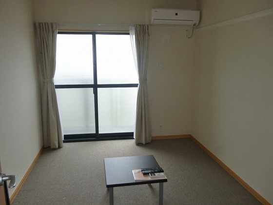 居室・リビング　※他号室の写真です。