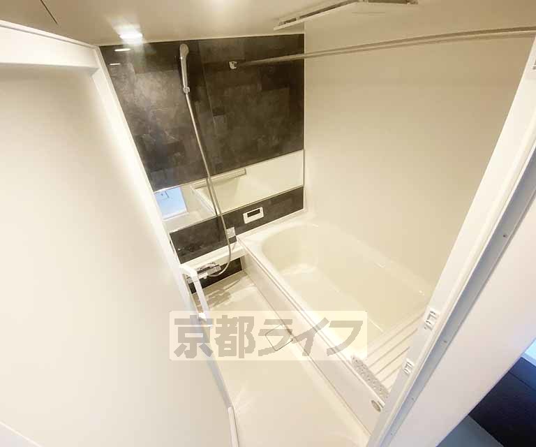 バス・シャワールーム　鏡のある便利なお風呂